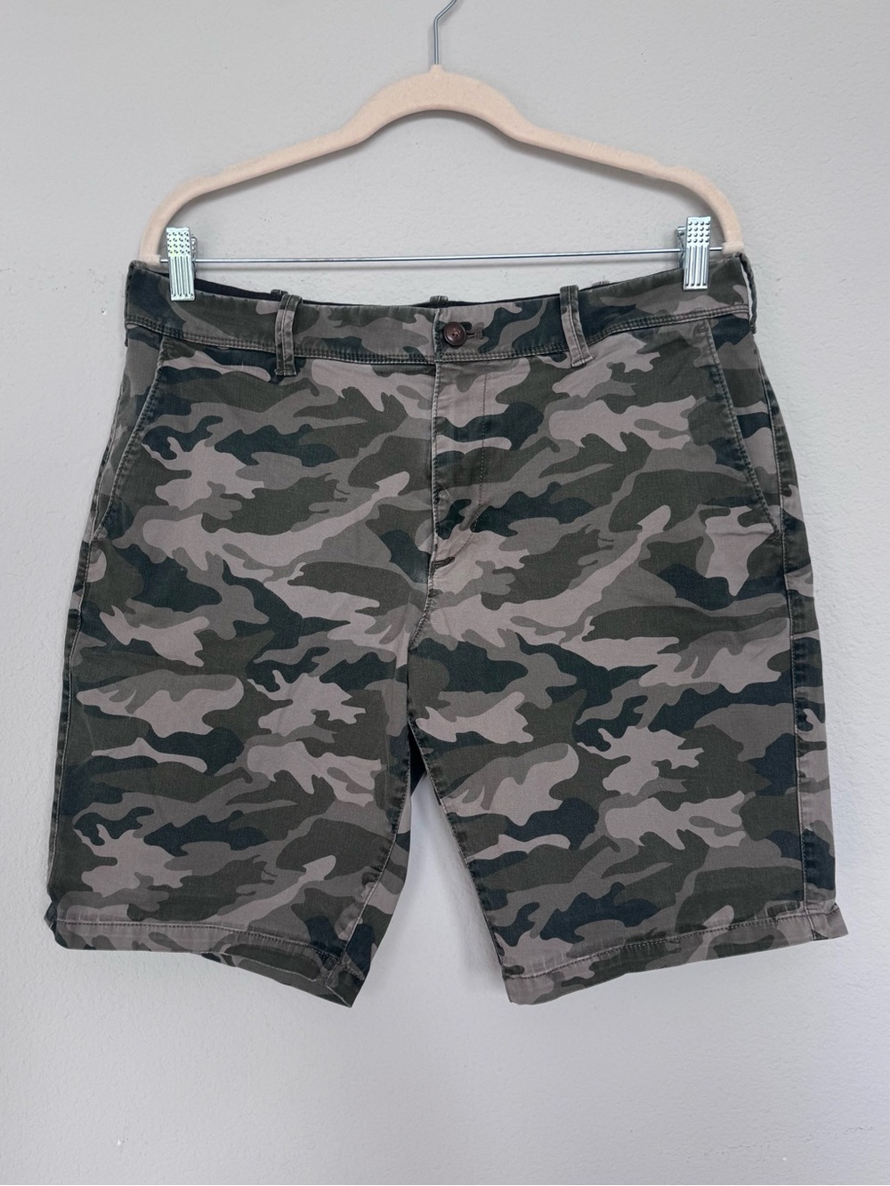 Express Men's Camo Cargo Shorts Size 32 Camouflage Flat Front Cotton Blend